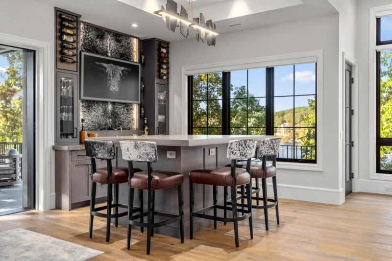 An island with 4 barstools surrounding it