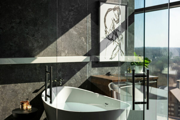 bathroom with tub