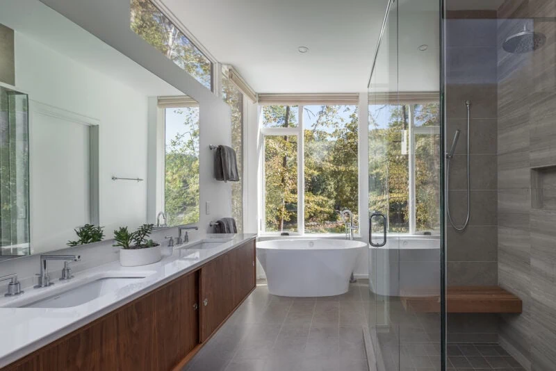 Bathroom tub, sink and Shower